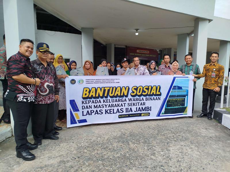 Lapas Jambi Bagikan 100 Paket Bantuan Sosial Pada Warga Binaan dan Masyarakat